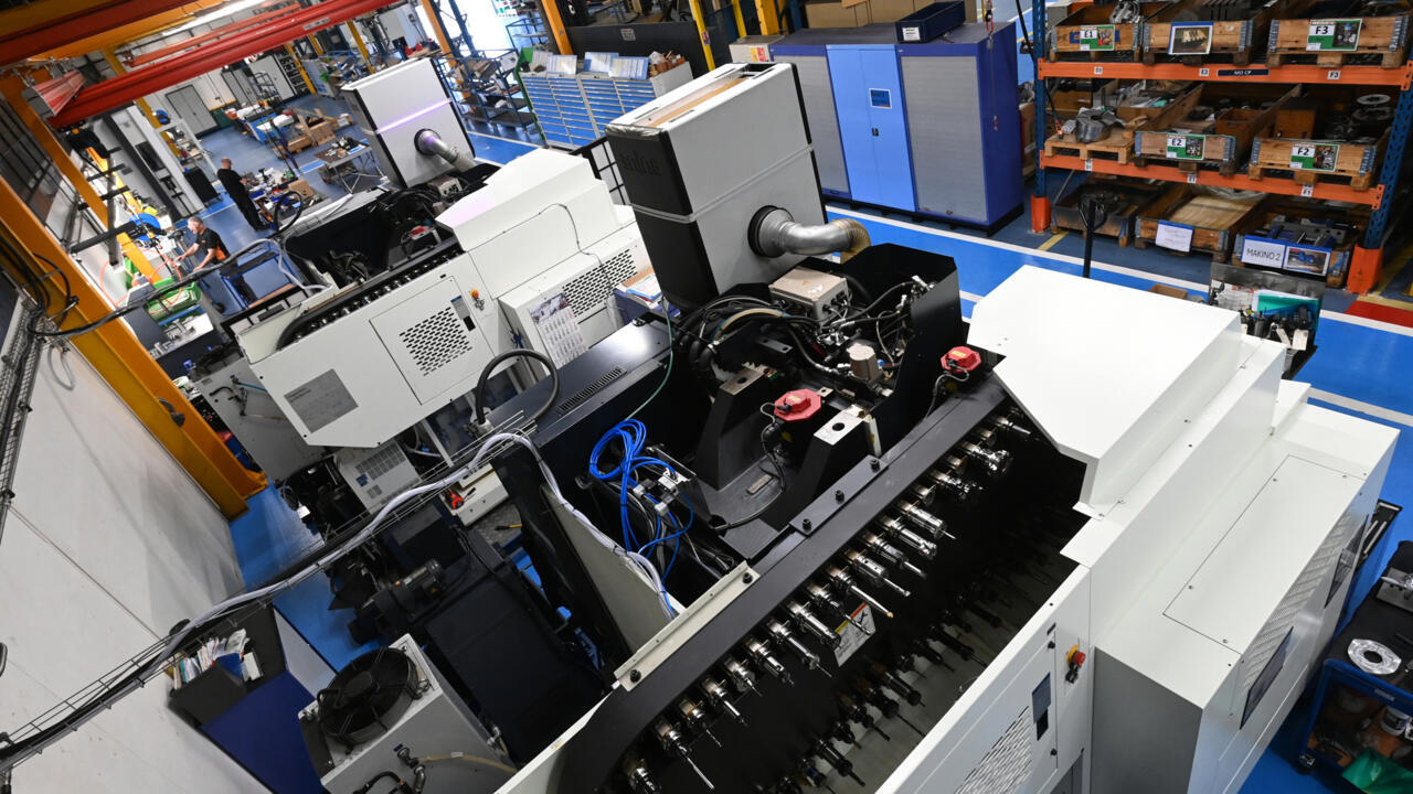 Un tour numérique et ses outils de coupe à l'usine Redex, à Ferrières-en-Gâtinais, le 18 juin 2025 dans le Loiret