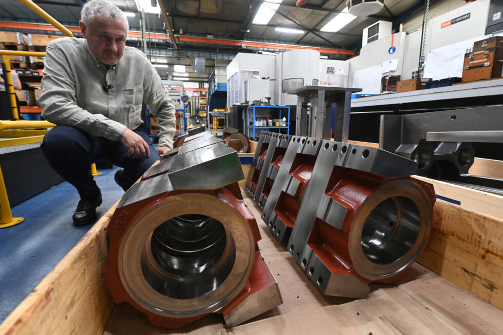 Bruno Grandjean, PDG de Redex, inspecte des plaques d'entraînement d'axes avant leur expédition, à Ferrières-en-Gâtinais, le 18 juin 2025 dans le Loiret