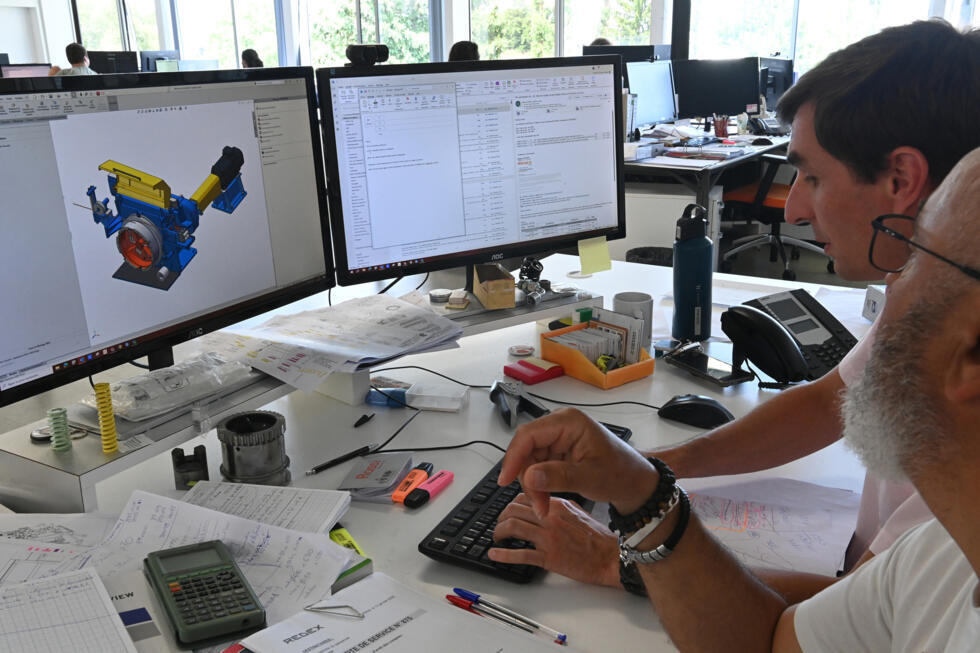 Des ingénieurs du bureau d'études développent le mécanisme d'une nouvelle machine en 3D à l'usine Redex, à Ferrières-en-Gâtinais, le 18 juin 2025 dans le Loiret