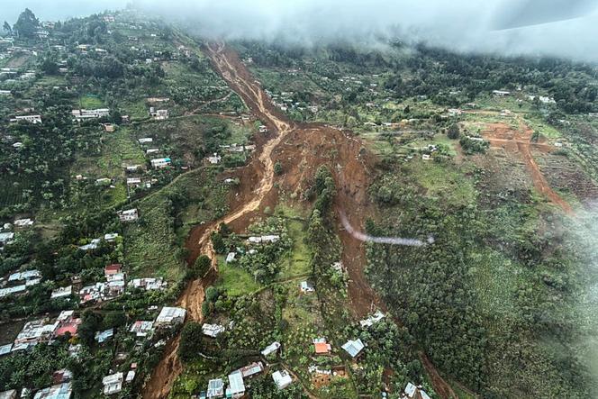 Vue aérienne des maisons ensevelies après un glissement de terrain à Bello, en Colombie, le 24 juin 2025.
