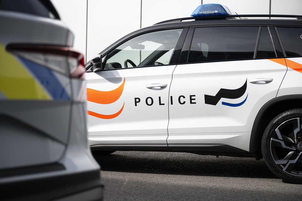 Voiture de la police cantonale fribourgeoise avec nouvelle signalétique, photographiée lors d’une conférence sur l’électrification des véhicules, à Granges-Paccot. Voiture de la police cantonale fribourgeoise