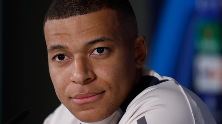 Kylian Mbappé, ici en conférence de presse avec le Real Madrid le 21 janvier 2025, dénonce son placement à l’été 2023 dans le « loft » du PSG.