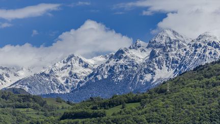 Vue sur le massif de Belledonne enneigé depuis Grenoble. (BERTRAND RIOTORD / MAXPPP)