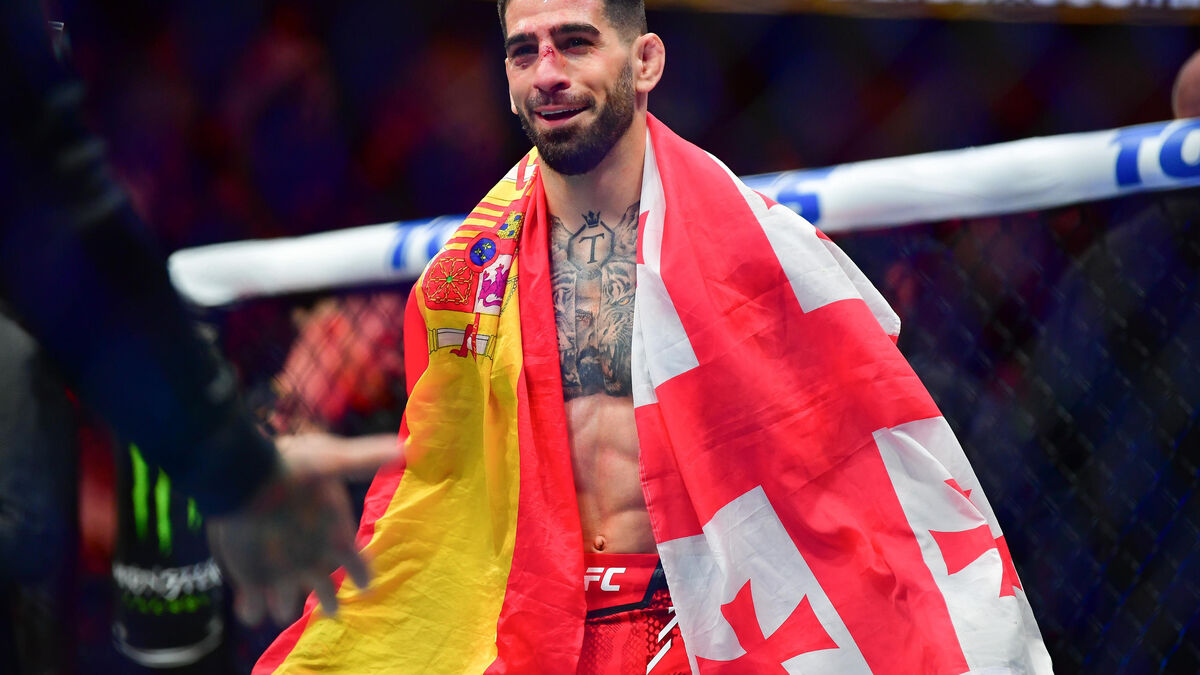 Ilia Topuria et Charles Oliveira prêtent attention à leur combat pour le titre des poids légers à l'UFC.