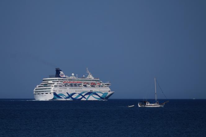 La navire de croisière Crown Iris, qui effectue régulièrement des trajets en mer Méditerranée, le 19 juin 2025.
