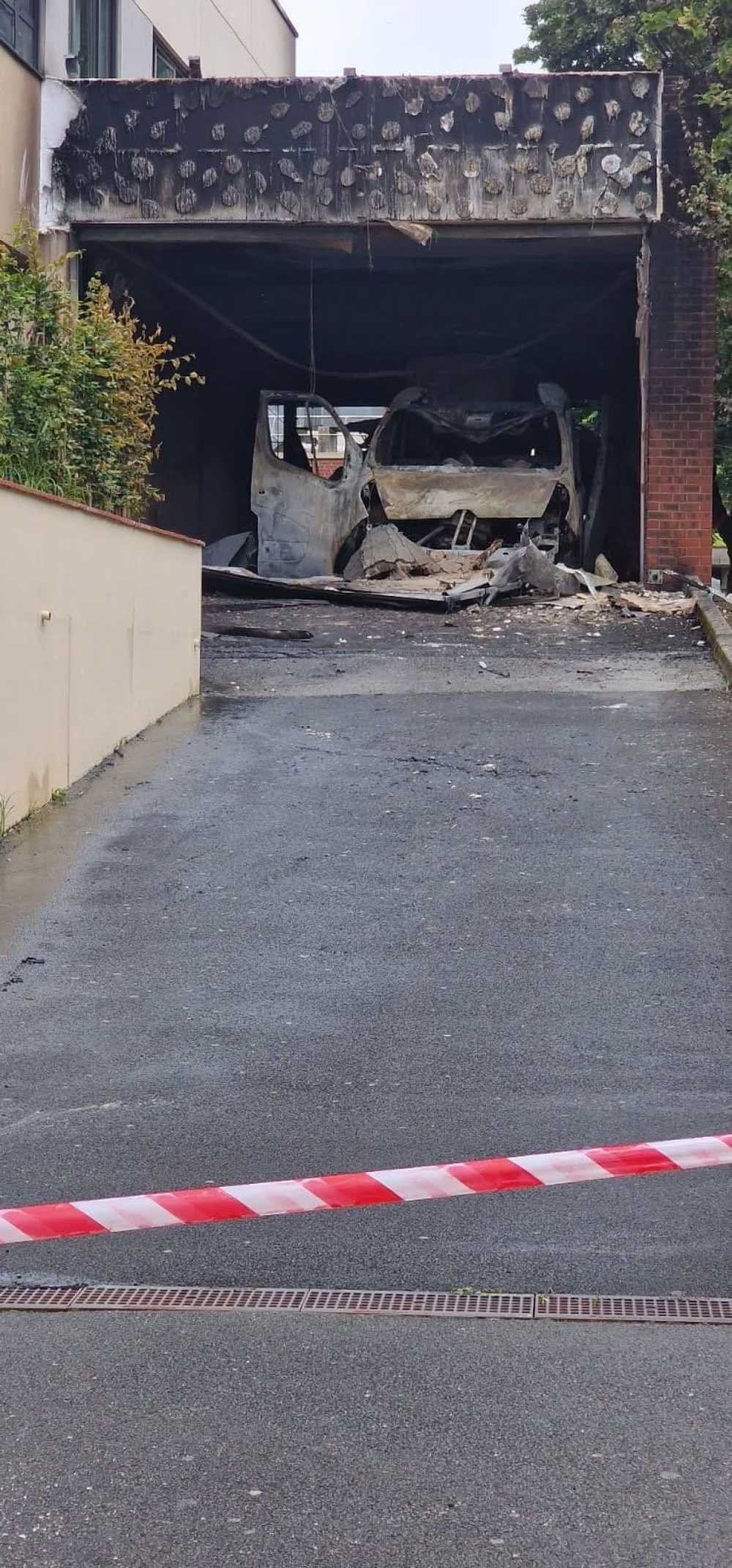Ambulance en feu près des urgences
