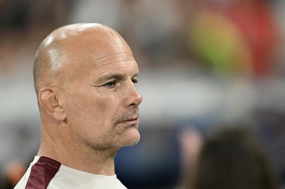 L'entraîneur de Bordeaux-Bègles Yannick Bru déçu après la défaite de l'UBB face au Stade Toulousain (39-33) en finale du Top 14 de rugby, le 28 juin 2025 au Stade de France