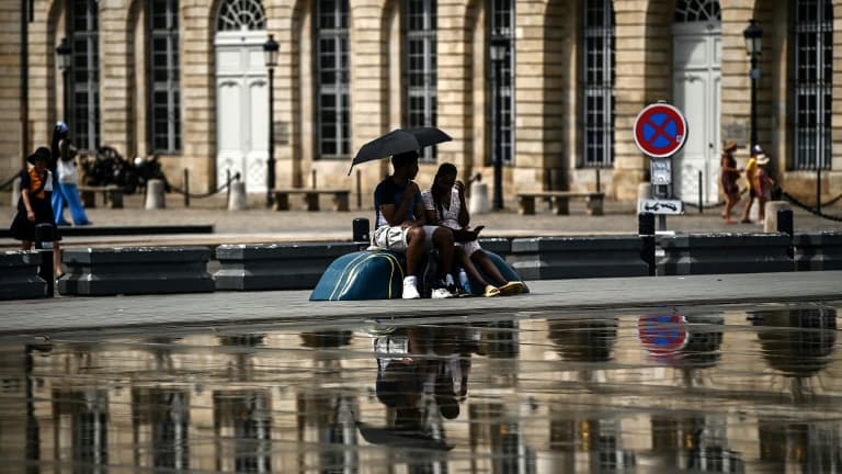 Couple sous une ombrelle lors d'une canicule en Gironde