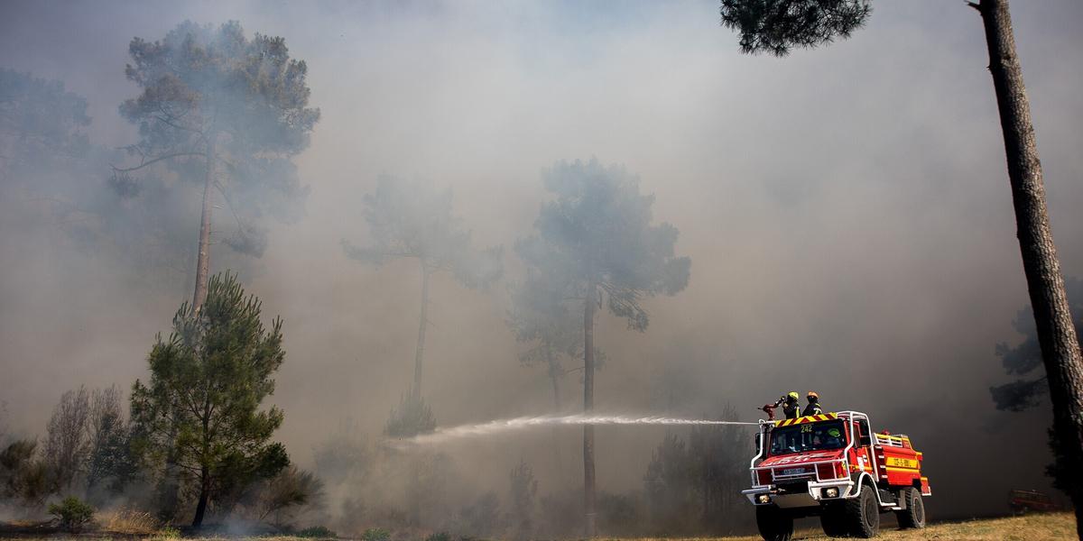 Pompiers en intervention face à un feu de forêt dans l'Aude