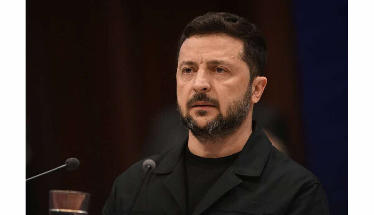 Volodymyr Zelensky lors de la signature du décret sur la sortie de la convention sur les mines antipersonnel