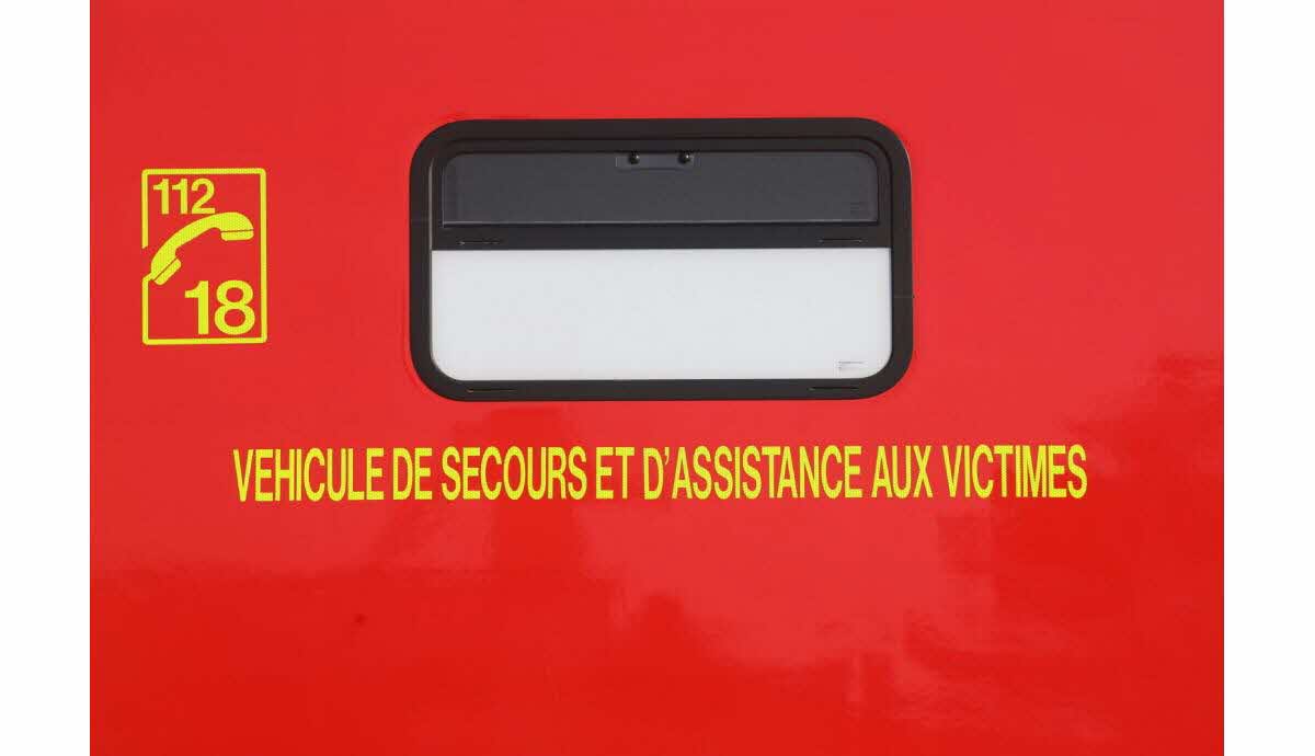 Adolescent en se baignant dans une rivière