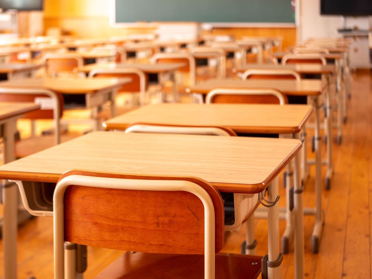 Une classe scolaire en plein été, fenêtres ouvertes et ventilateurs en action