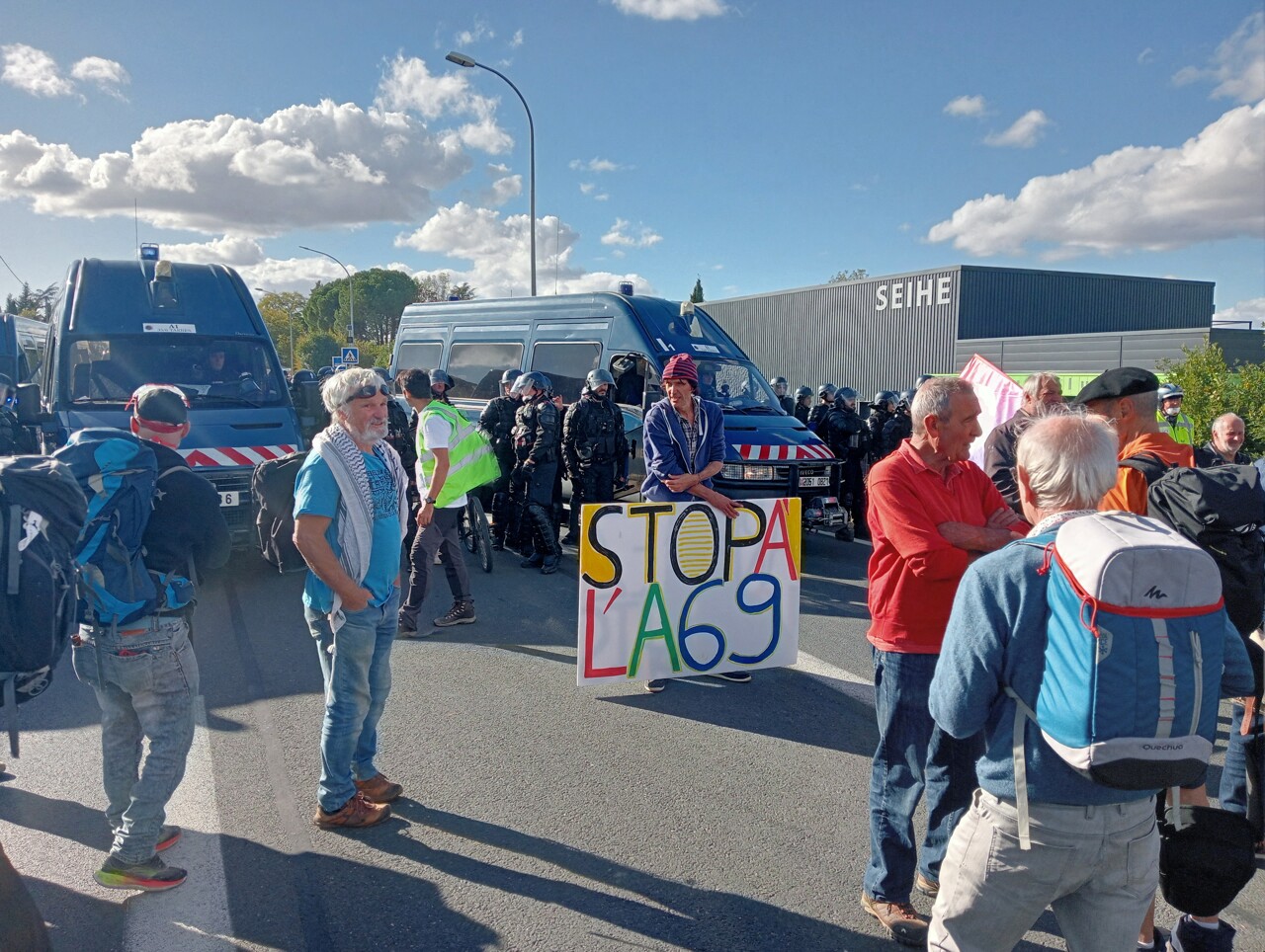 Manifestation et forces de l'ordre lors des interventions sur l'autoroute A69
