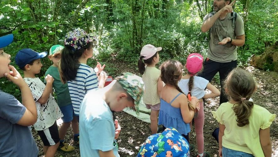 Groupe d'enfants lors d'une activité en plein air à Azereix