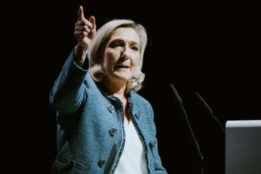 Marine Le Pen accuse Emmanuel Macron de se mettre « dans la peau d'un guerrier »