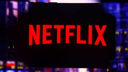 Le logo Netflix projeté sur un téléphone portable pour une photo d'illustration à Cracovie, en Pologne, le 1er février 2025. (BEATA ZAWRZEL / NURPHOTO / AFP)