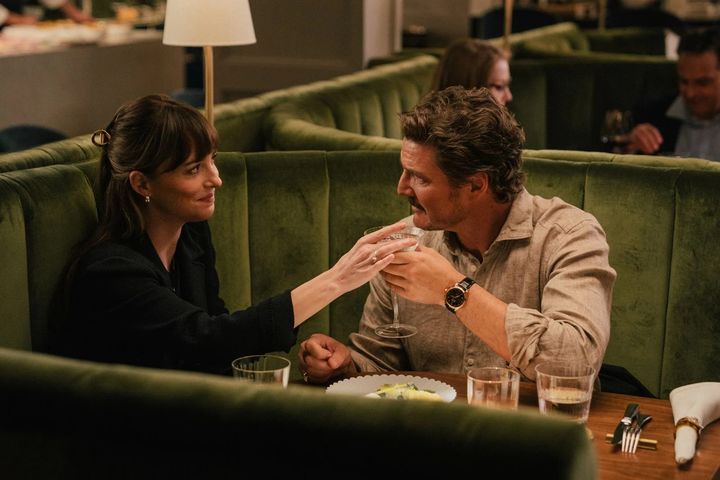 Dakota Johnson et Pedro Pascal dans 'Materialists' de Celine Song, sortie le 2 juillet 2025. (ADORE MATCHMAKING LLC / ATSUSHI NISHIJIMA)