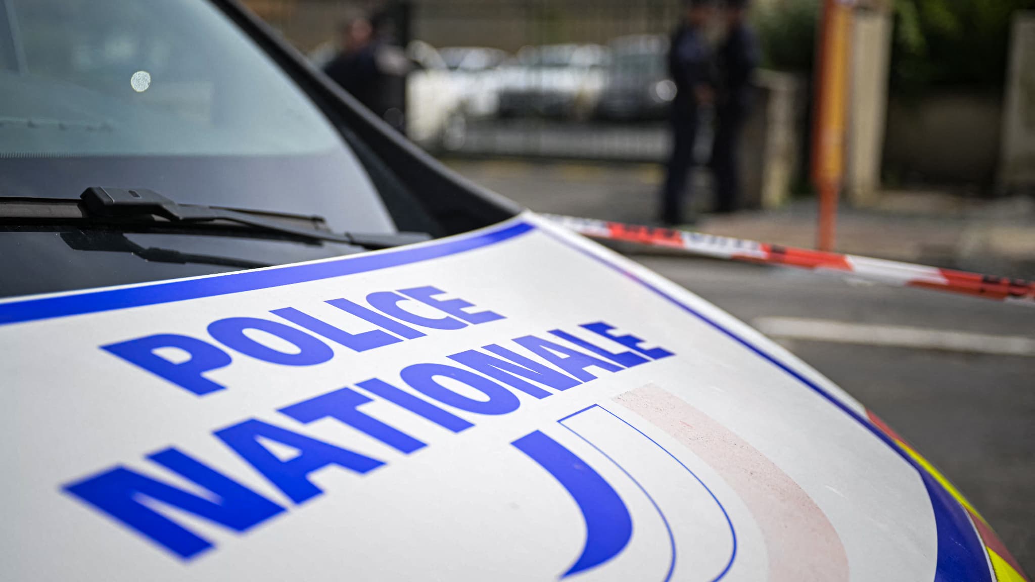 Véhicule de police dans une opération de suivi d'une voiture suspecte