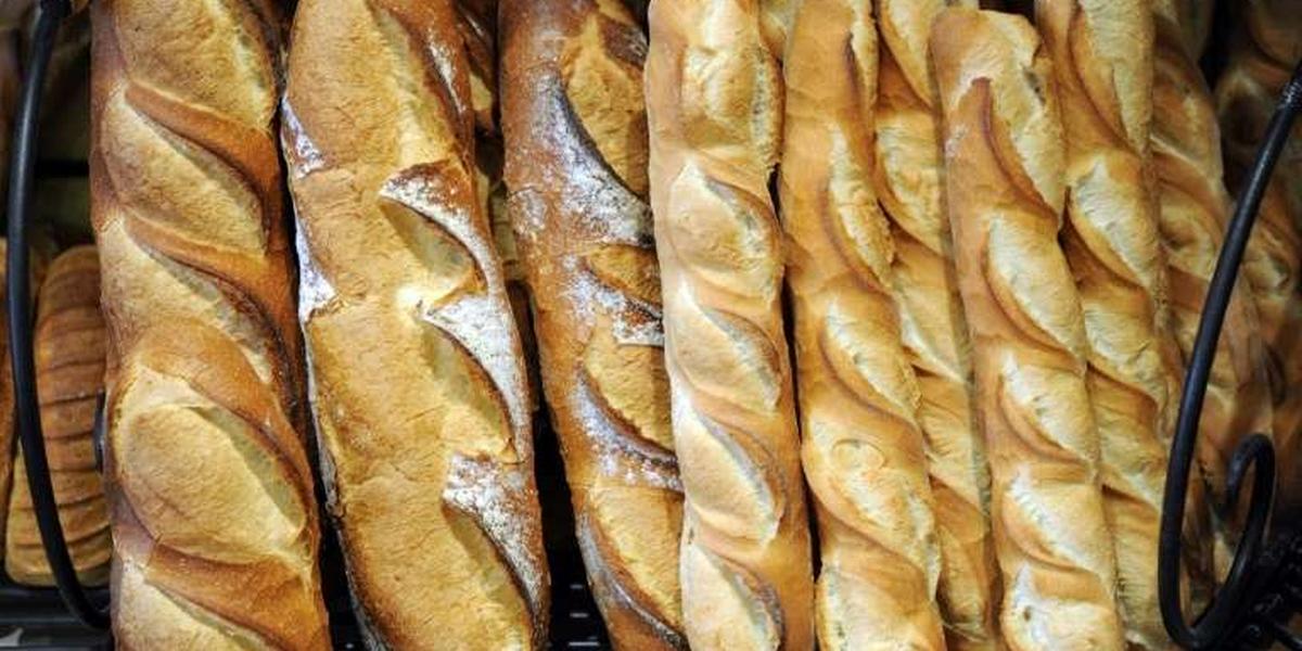 Boulangers et fleuristes dans leur boutique