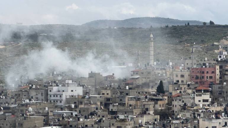 Dégagement de fumée suite à la démolition de maisons dans le camp de réfugiés de Toulkarem au nord de la Cisjordanie
