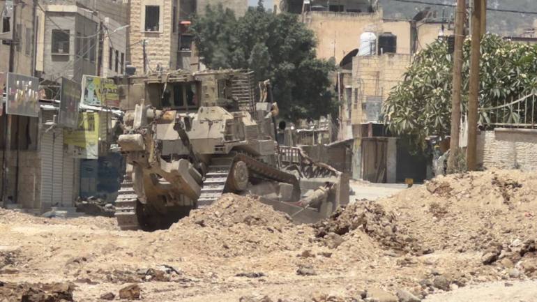 Bulldozers israéliens détruisant des maisons aux alentours du camp de Jénine