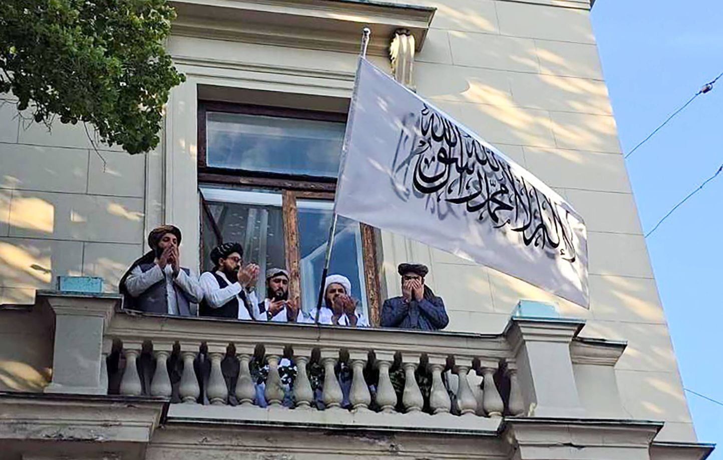 Drapeau taliban hissé devant l’ambassade d’Afghanistan à Moscou