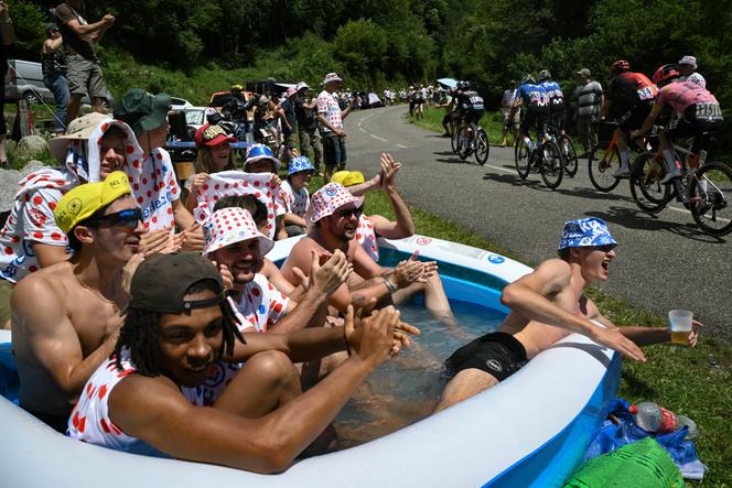 Des spectateurs portent les couleurs du maillot à pois du meilleur grimpeur