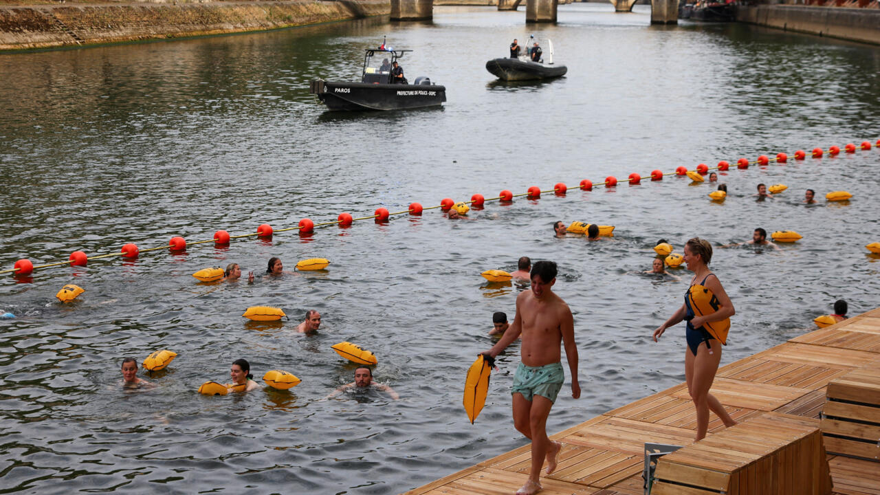 Des personnes se baignent dans la Seine à Paris le 5 juillet 2025, lors de la première baignade publique autorisée dans le fleuve depuis 1923.