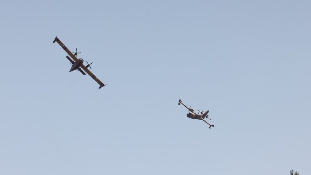 Deux Canadairs luttent contre les flammes lors de l'incendie au Rove samedi 5 juillet 2025