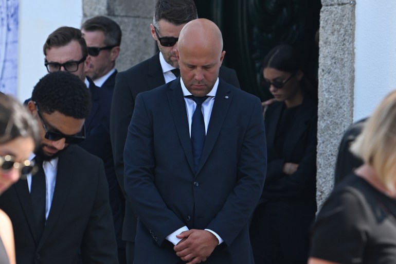 Arne Slot quitte les funérailles de Diogo Jota et André Silva à Gondomar