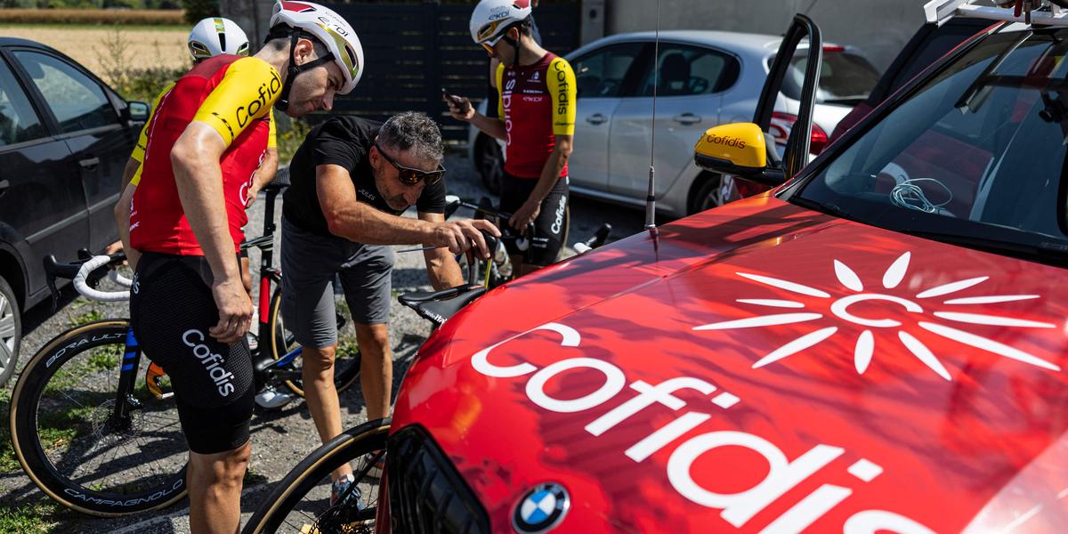 Camion de l'équipe Cofidis avec matériel cycliste