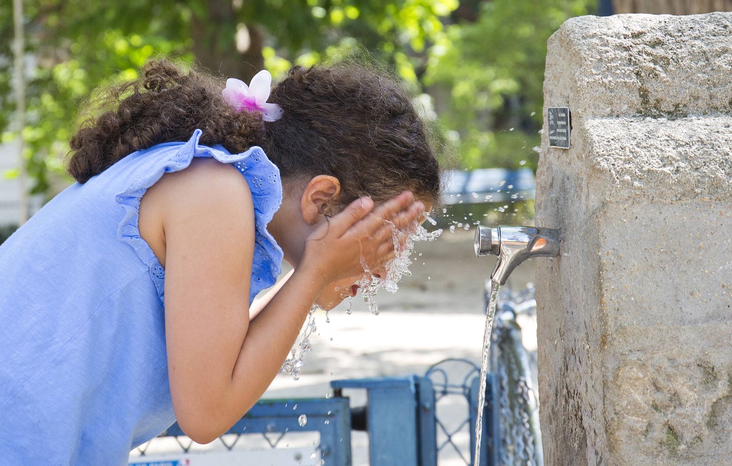 Jeune fille se rafraîchissant lors d'une canicule