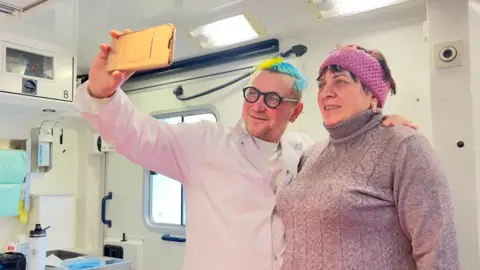 Dr Serhii Baksheiev souriant avec une patiente
