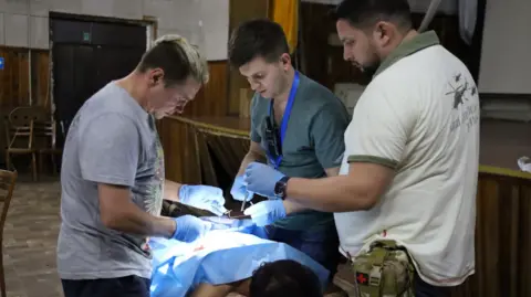 Examen médical avec des médecins