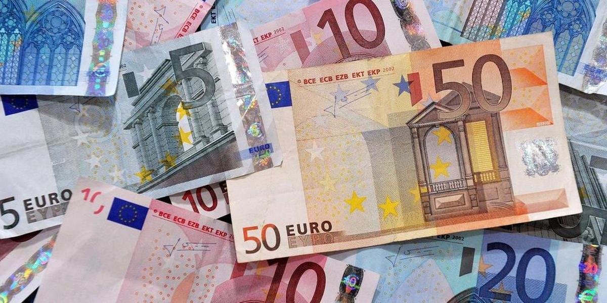 Vue dégagée sur une zone industrielle en France