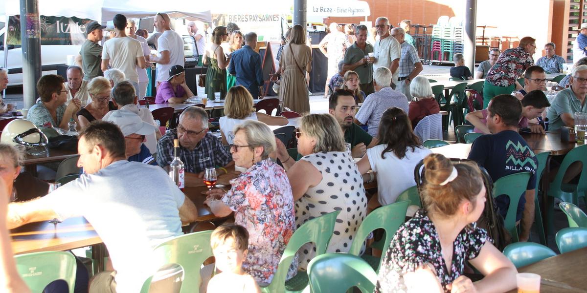 Marché des producteurs avec stands colorés et produits frais