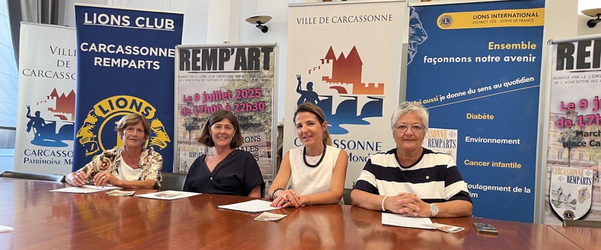 Marché artisanal avec stands et animations festives