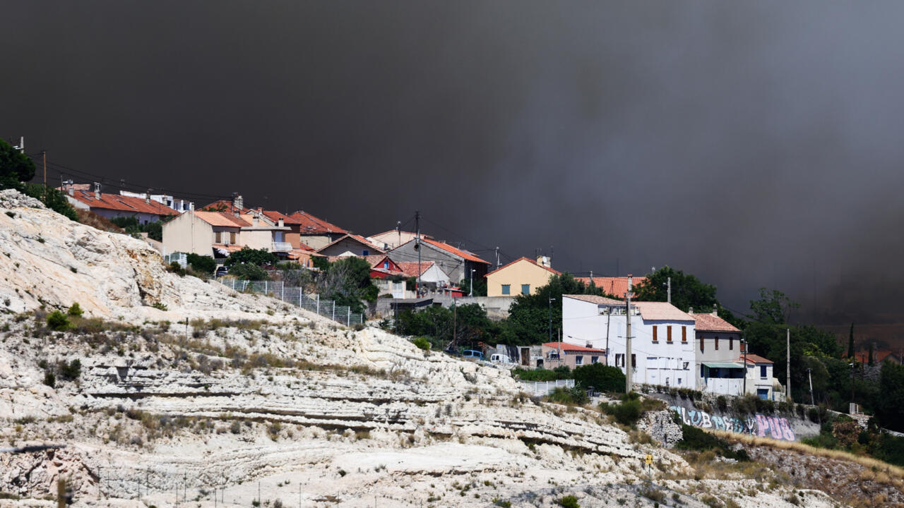 Nuage de fumée au-dessus de Marseille provoqué par les incendies, le 8 juillet 2025