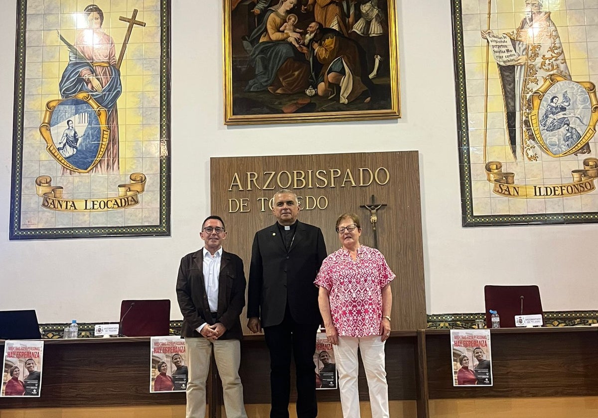 El obispo de Albacete don Ángel Román Idígoras, la presidenta regional, Rosa García y el coordinador, Amador Casquero.