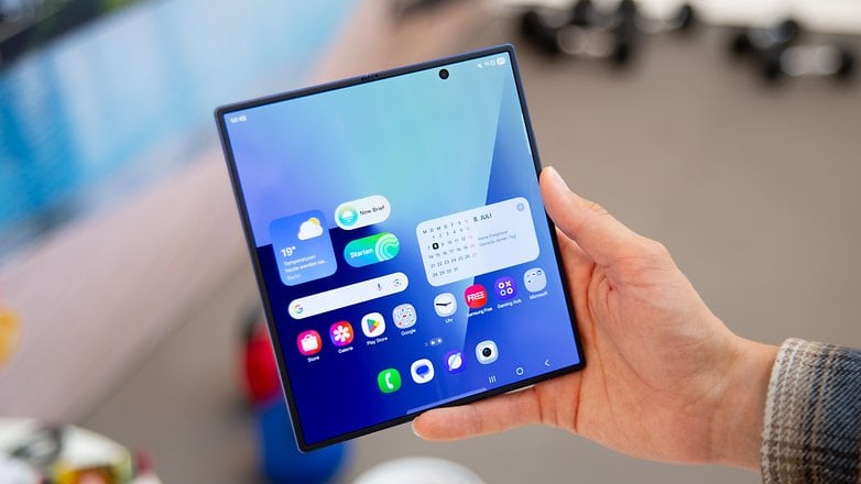 Une personne tenant un smartphone Samsung Galaxy Z Fold7 affichant une interface d'application colorée.