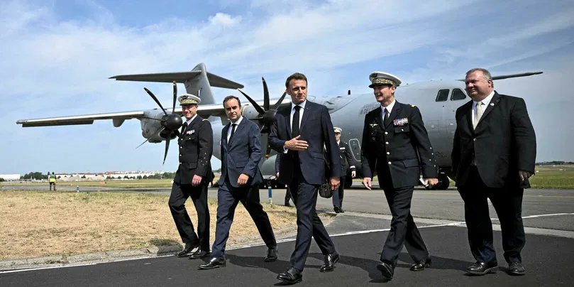 Le président de la République Emmanuel Macron, entouré du Chef d'état-major de l'armée de l'air, le général Jérôme Bellanger, du ministre des Armées Sébastien Lecornu et du délégué général pour l'Armement Emmanuel Chiva, le 20 juin 2025.