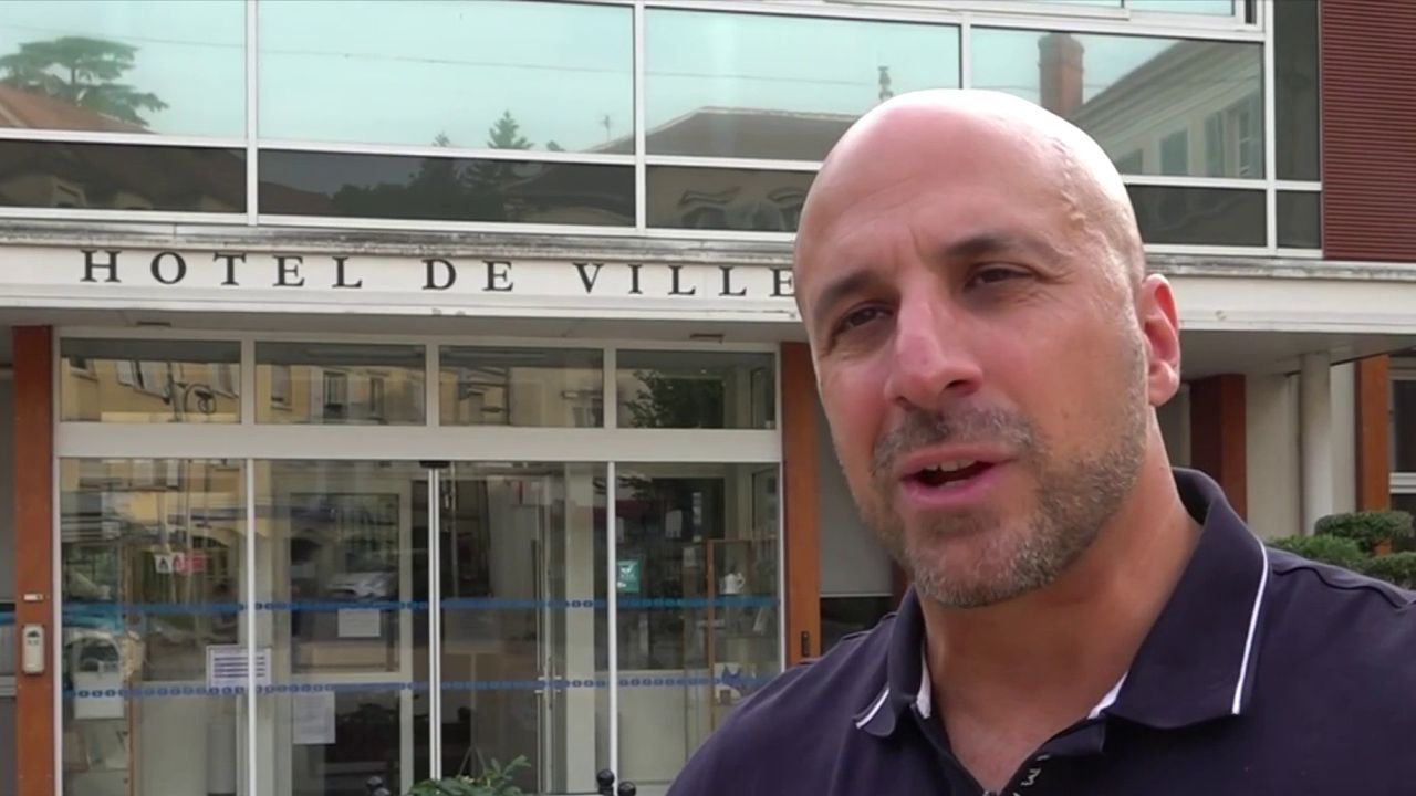 Cédric Aoun, maire de Triel-sur-Seine, lors d'une interview