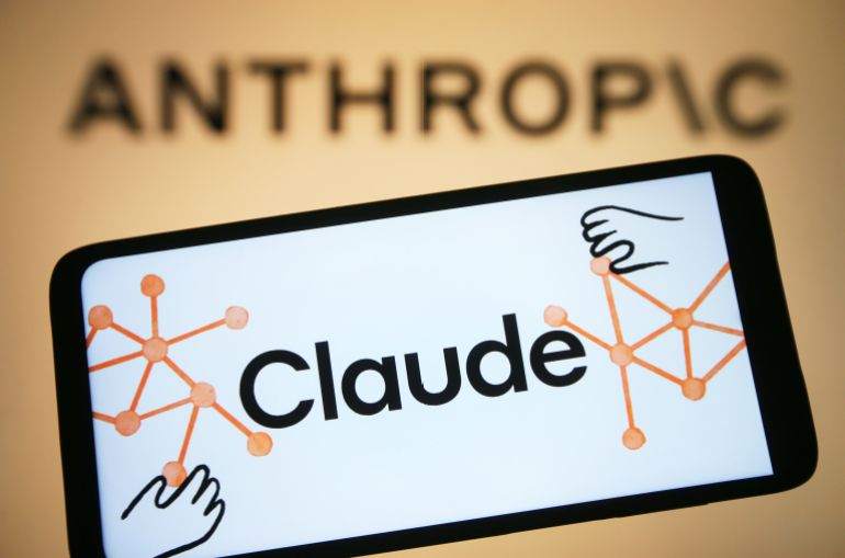 Logo Claude AI sur smartphone et logo Anthropic sur écran d’ordinateur