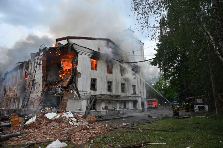 Pompiers éteignant un incendie dans une usine civile après un bombardement russe à Kharkiv, Ukraine