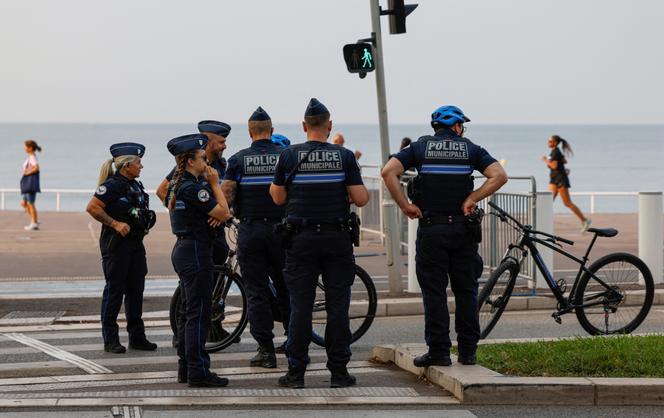 Des policiers municipaux déployés sur la promenade des Anglais, à Nice, le 8 juin 2025.