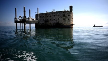 Une barge divisible effectue des travaux de terrassement au large de Fort Boyard, au large de l'île d'Aix, dans l'océan Atlantique, le 16 juillet 2025. (CHRISTOPHE ARCHAMBAULT / AFP)