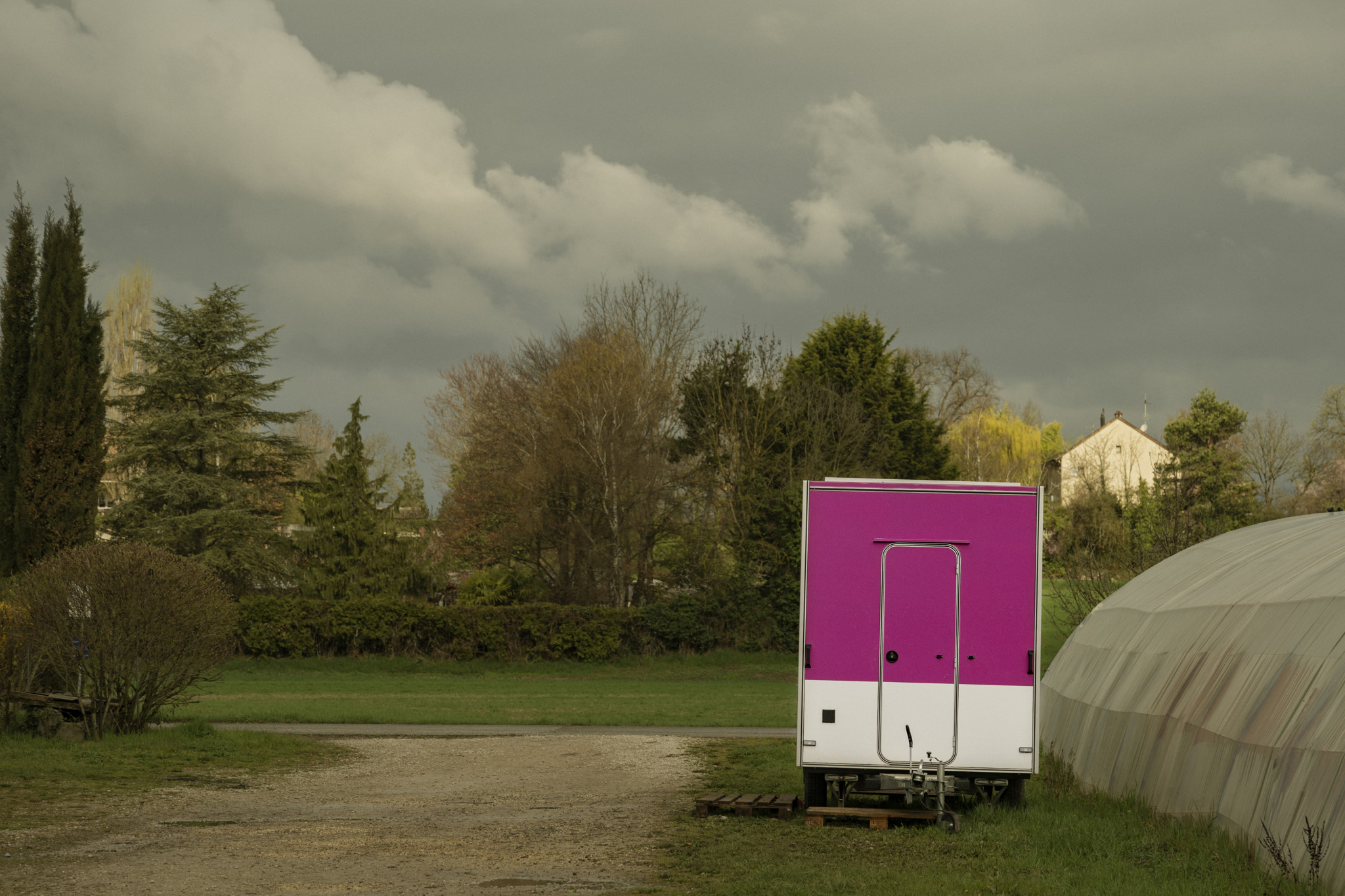 Frontière à Troinex Vue de la frontière à Troinex entre Genève et Haute-Savoie, montrant un paysage rural.