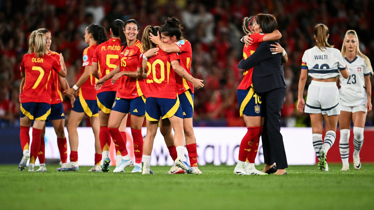 Les Espagnoles se congratulent après avoir battu les Suissesses, en quart de finale de l'Euro, le 18 juillet 2025 à Berne