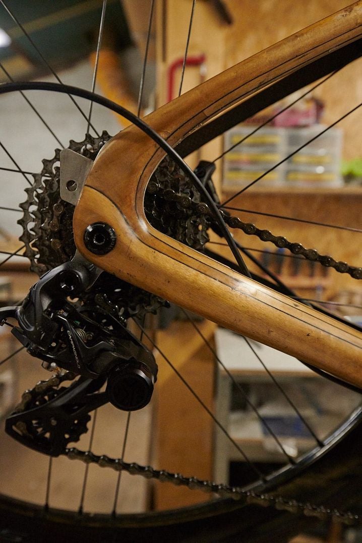 L'association bois et carbone offre vélos confort et résistance.