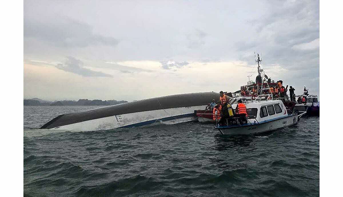 Naufrage d'un bateau touristique dans la baie d'Along, au Vietnam